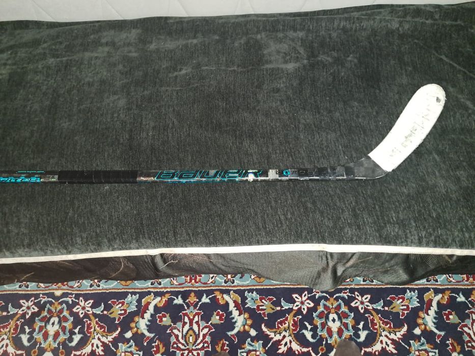 Шлем и клюшка для хоккея