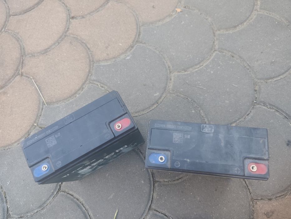 Vând 2 baterii de 12v și 20.3 Ah per buc.