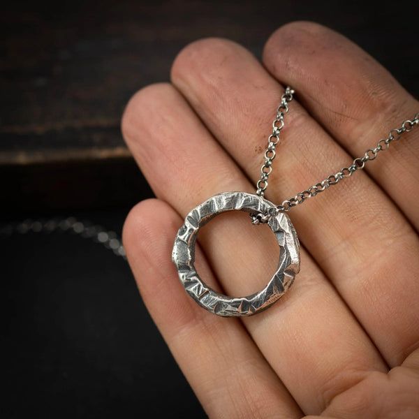 Сребърен медальон 925 „Кръг“ | Мъжки талисман за сила и баланс |