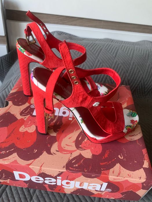 Сандали на висок ток Desigual
