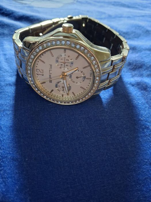 Страхотен златист часовник