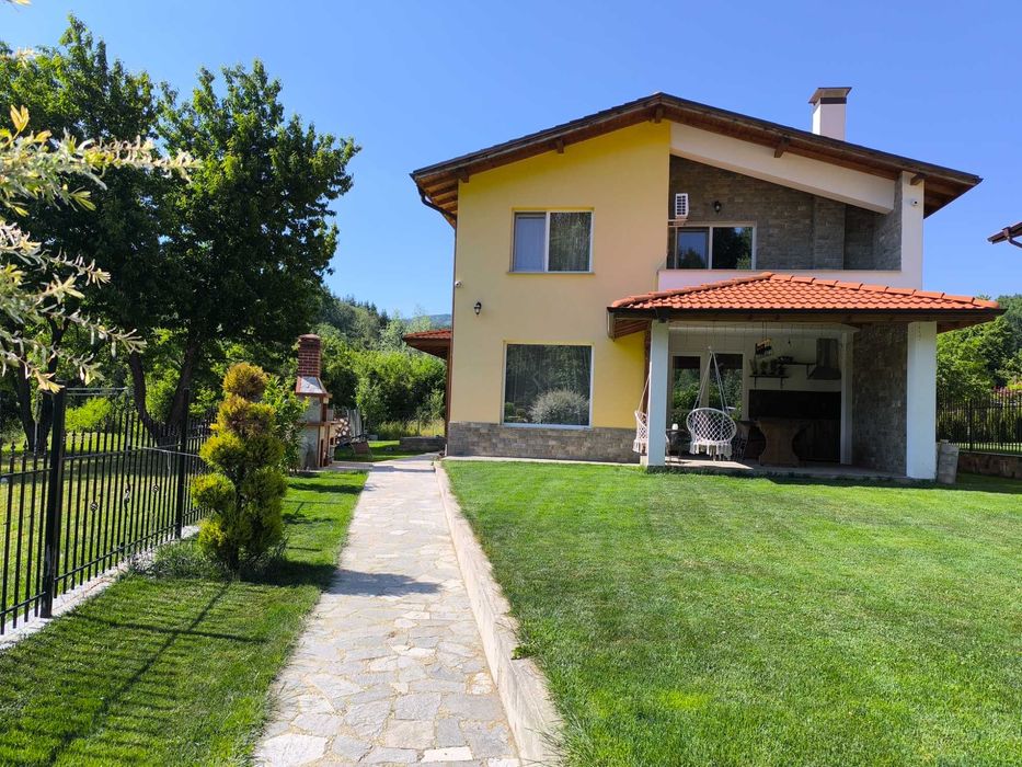 Продава се Къща в с. Драгичево, Област Перник - 220 кв.м за 1910 €/кв.м - Снимка #1