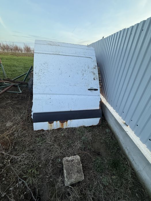 Usi sprinter in stare buna,necesita revopsire