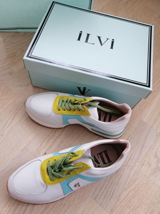 Кроссовки женские