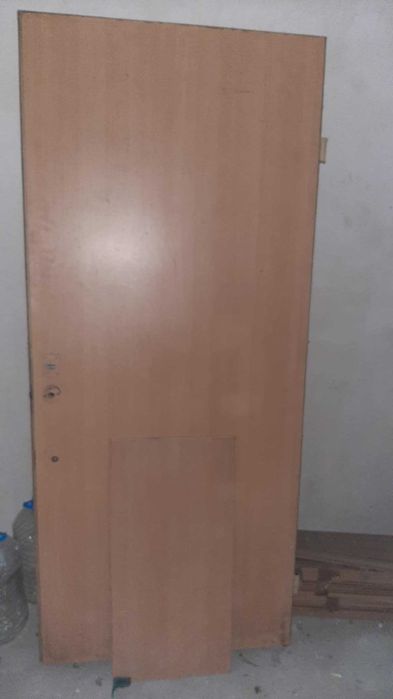Продавам метална врата