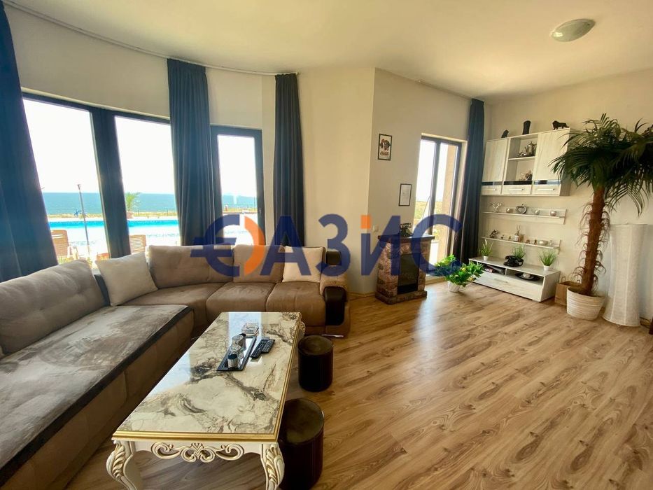 Двуетажна градска къща на първа линия море с невероятна гледка в