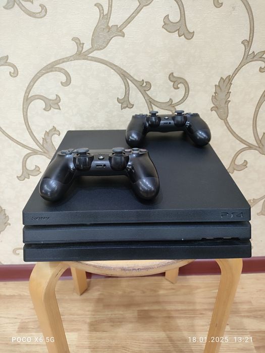 Ps4 pro  продаю с 4 играми