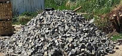 Гранитная брусчатка , брущатка колотая.