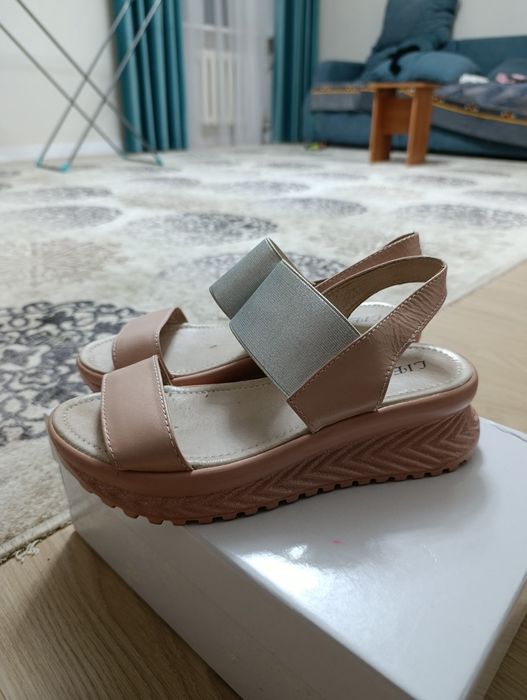 Продам босоножки на 38 размер