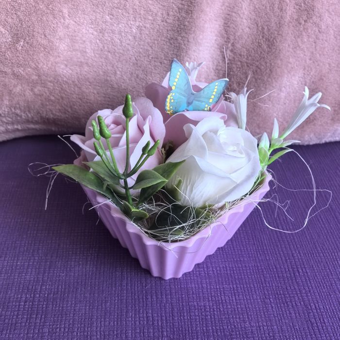 Аранжировка със сапунени рози и други цветя