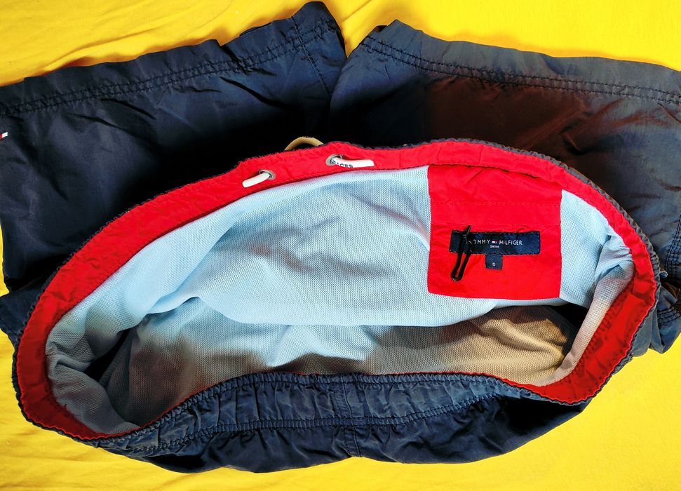 Pantaloni scurți Tommy Hilfiger.