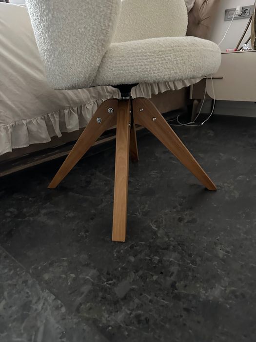 scaun de birou alb și lemn