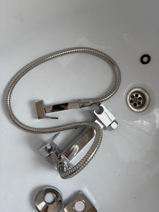 унитаз и гигиенический душ