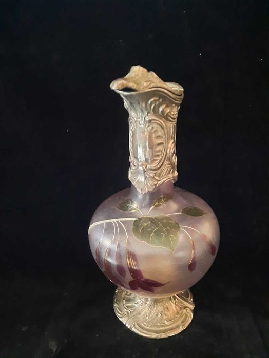 decantor sticla emailata cu decor flori metalice stil Art Nouveau