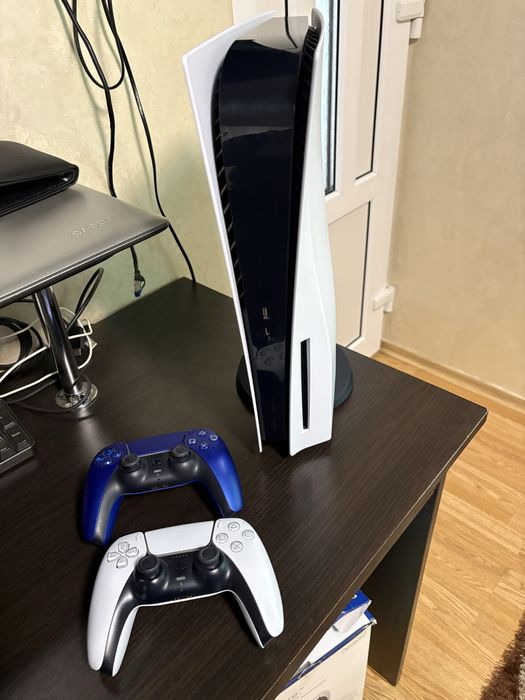 PlayStation 5 , 825GB/Go ,stare impecabila !! Cu doua manete !