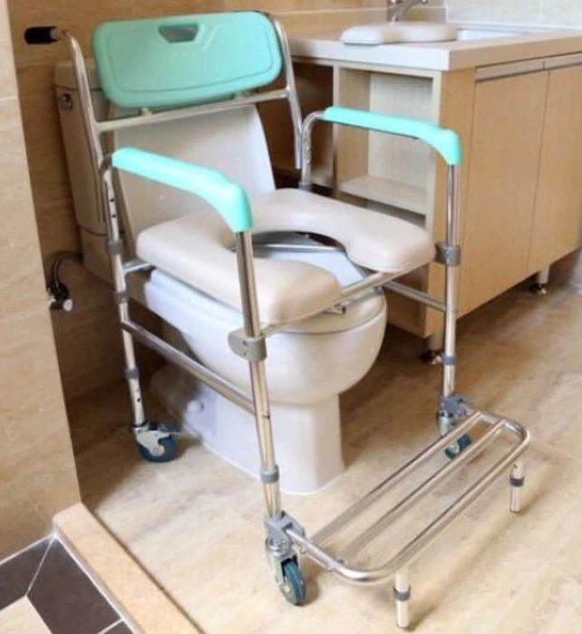 Scaun wc cu rotile persoane cu dizabilitat