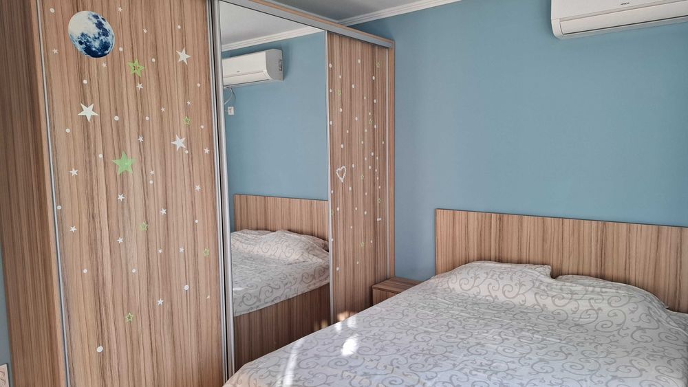 Сполен комплект лежло с гардероб скрин и 2 нощни шкафчета