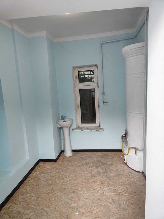 Продаётся 2 дома с ремонтом в общем дворе 4 кладовых + 2 навеса Дархан