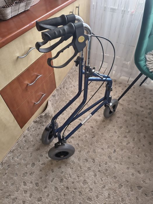 Cadru de mers cu roți și frâne