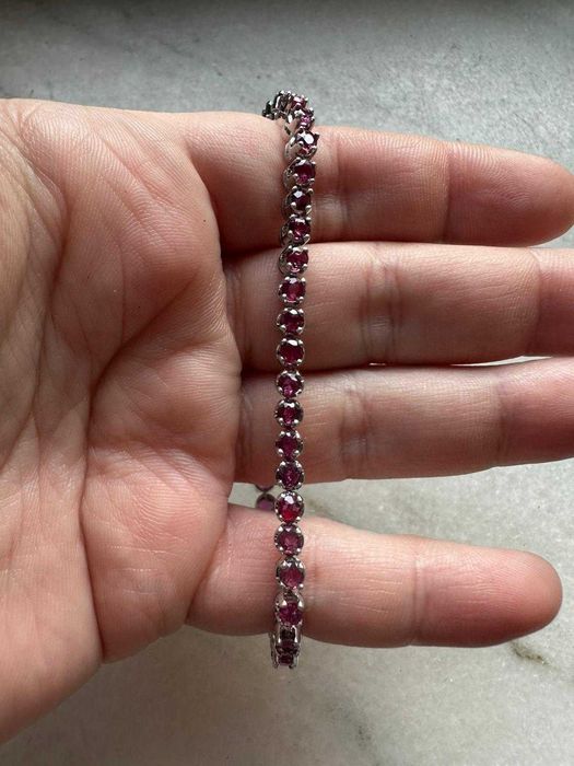 Brățară din aur alb, decorată cu rubine