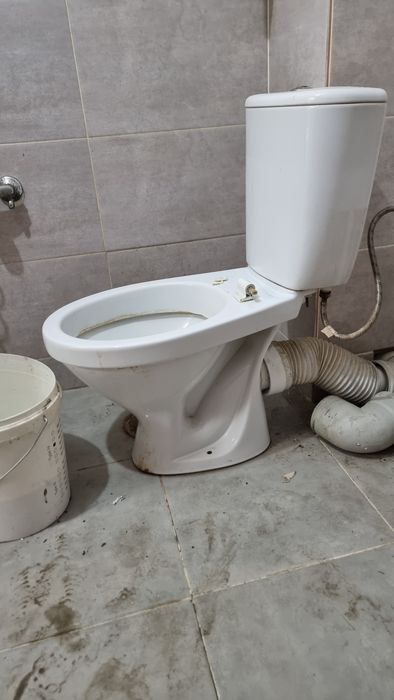 Ванна, унитаз, раковина.
