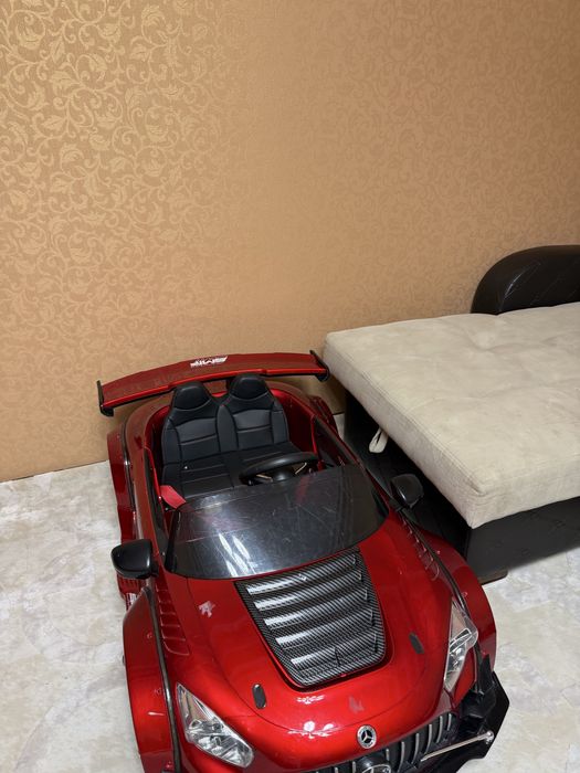 Детская машинка красная