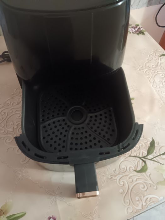 Vând friteuza cu aer cald fără ulei