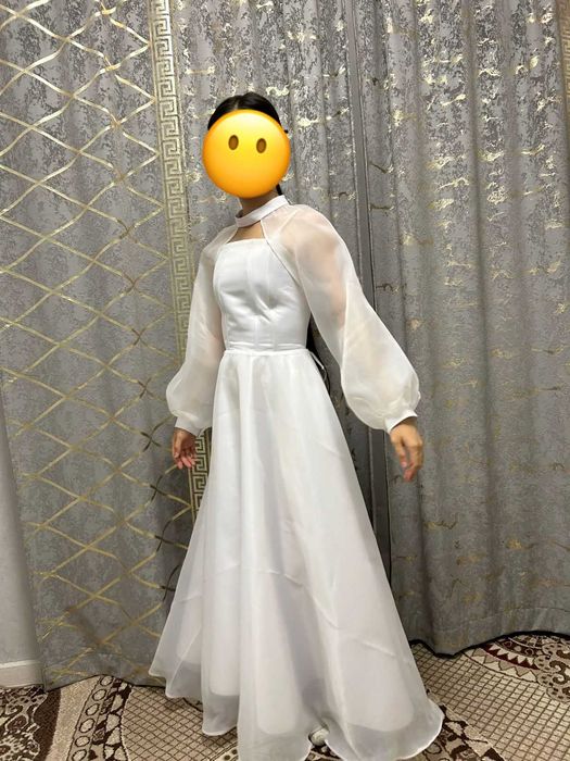 Ақ түсті ерекше сәнді көйлек