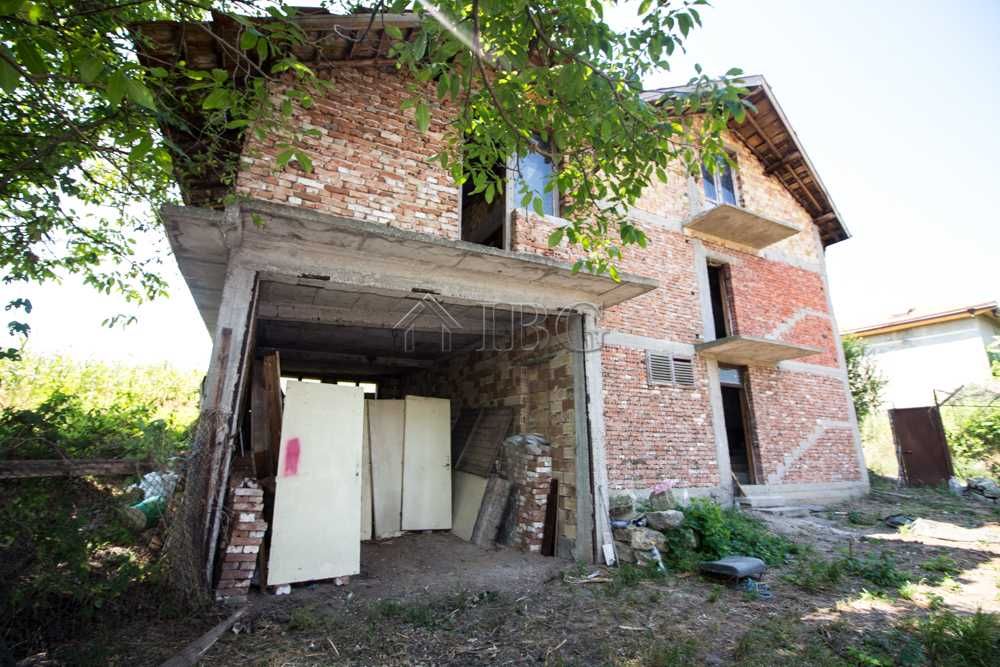 Новопостроена къща с 4 спални с гараж на 10 мин. с кола от Бяла