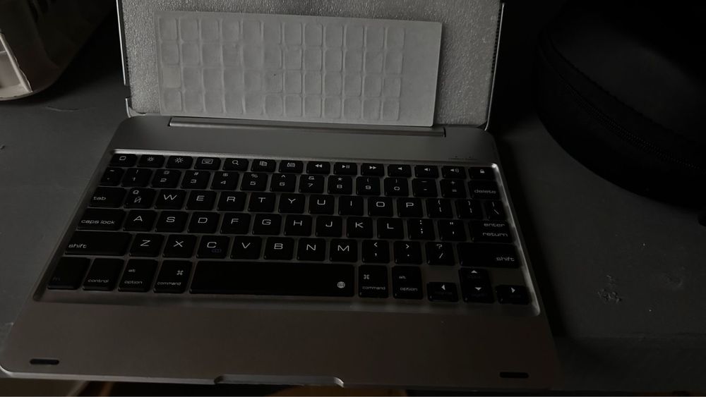 Продам клавиатуру для ipad air 1/2