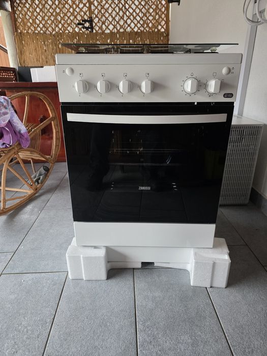 De vânzare Aragaz Zanussi, modelul ZCG612H1WA, pe Gaz