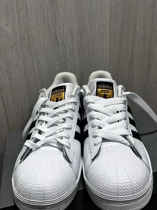 Продаю оригиналные красовки adidas superstar
