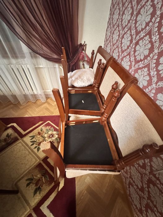 Шкаф и столы со стульями