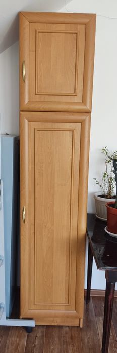 Шкаф с полочками