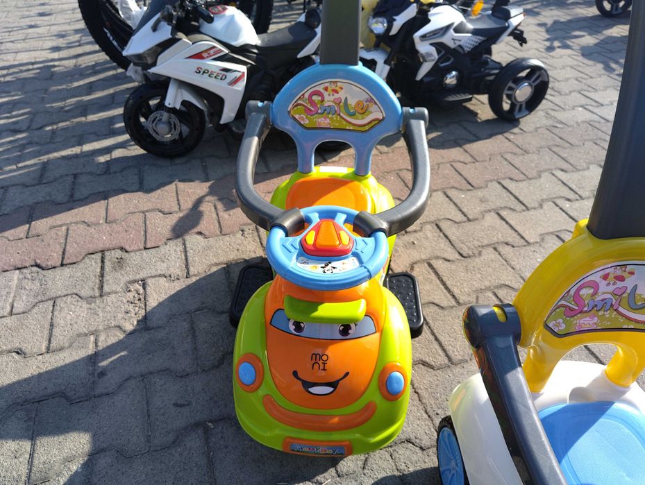 MONI Кола за бутане с дръжка SMILE
