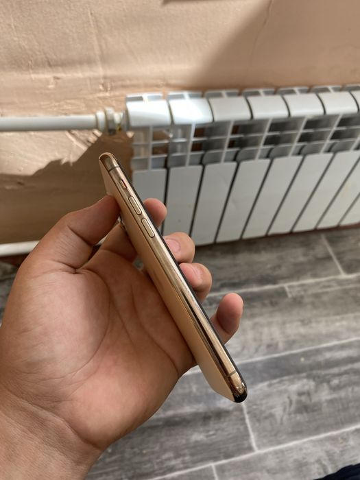 Iphone 11 pro.                                                   LLA.