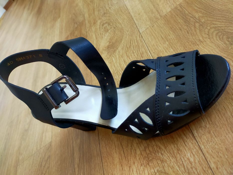 Продам кожаные босоножки