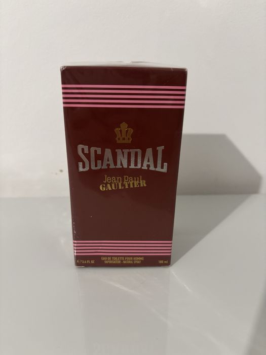 Vand parfum valentino si scandal