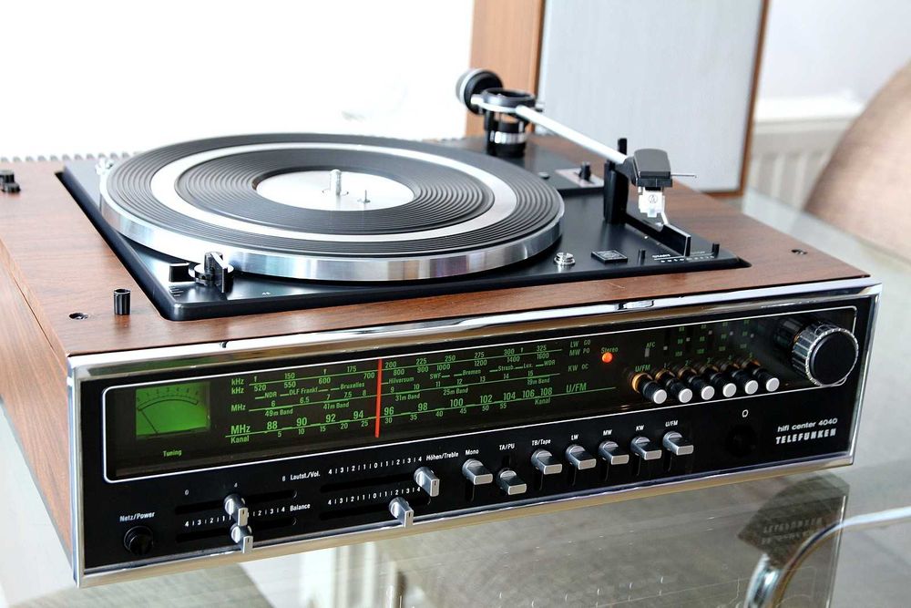Telefunken 4040 HI-FI center cu pick-up PE 3046 , radio si amplificare 2 X 22 Wati 4 Ohmi si boxe Dual CL 136 complet revizuit