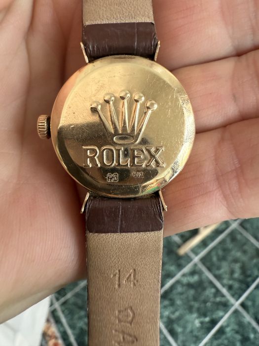 Золотые часы с бриллиантами