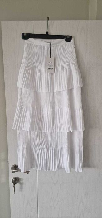 Manon Tilstra x NA-KD плисирана бяла пола