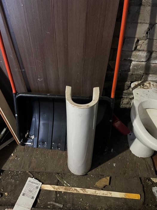 Унитазы, бачки, раковины, б/у, недорого продам.