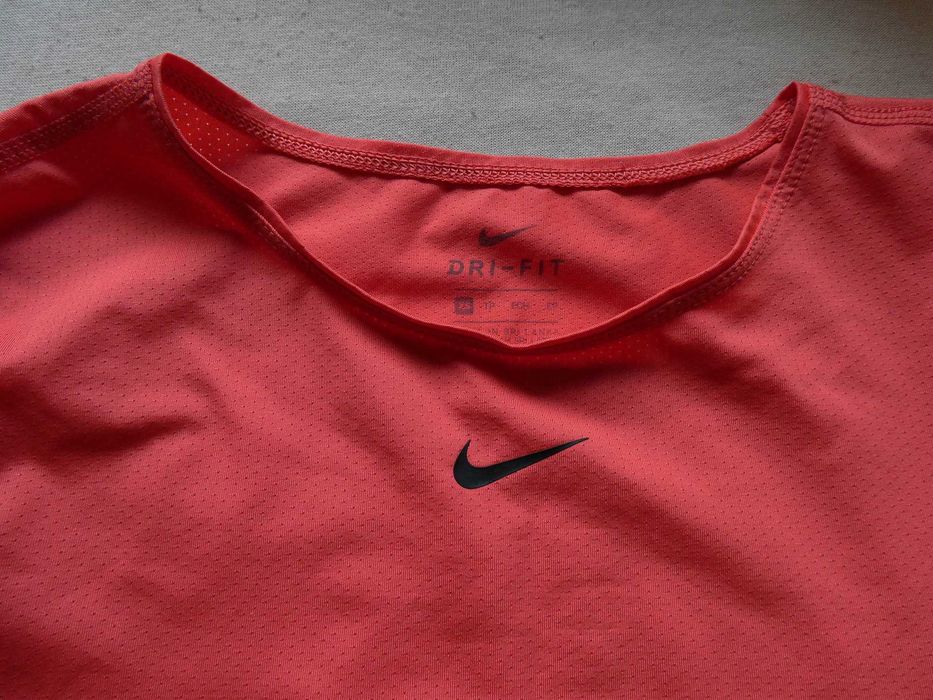 продавам дамска тениска на nike,размер s