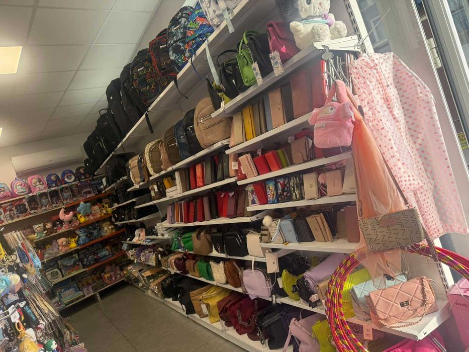 Стелажи търговско оборудване