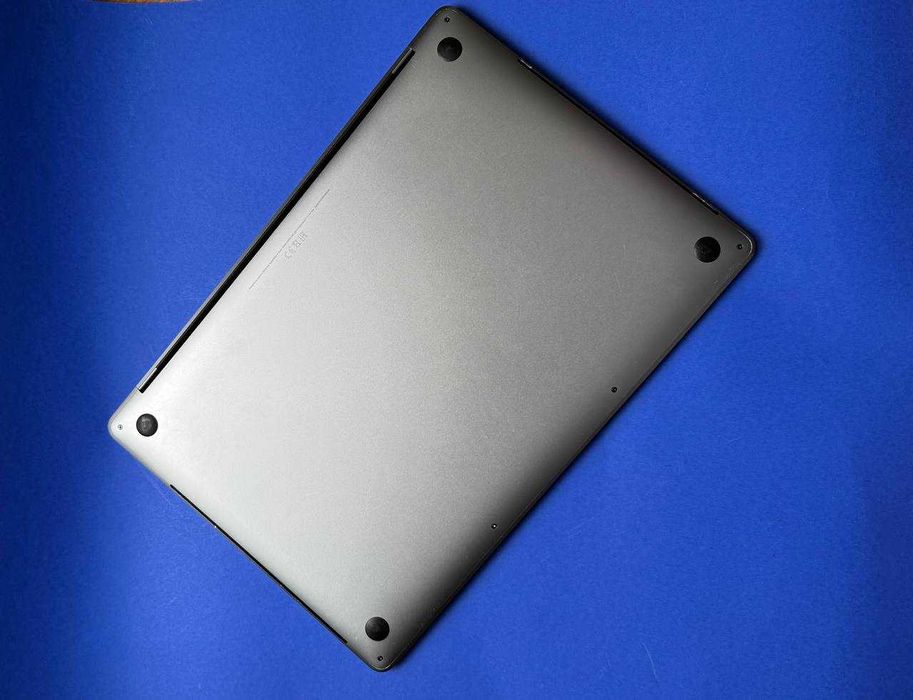 Продавам MacBook Pro A1990 15 “