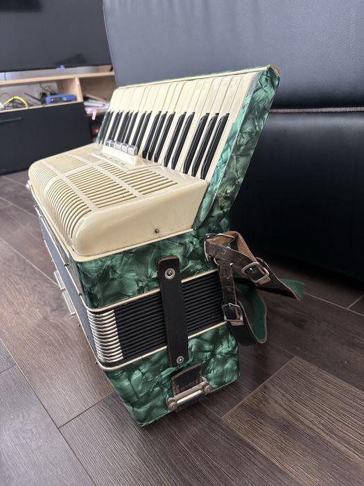 Acordeon nemtesc Weltmeister cu 120 de basi