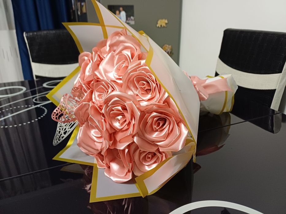 Buchet trandafiri satin