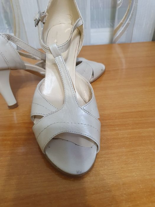 Sanda piele,culoare crem,mărime 38,mărime toc 5cm