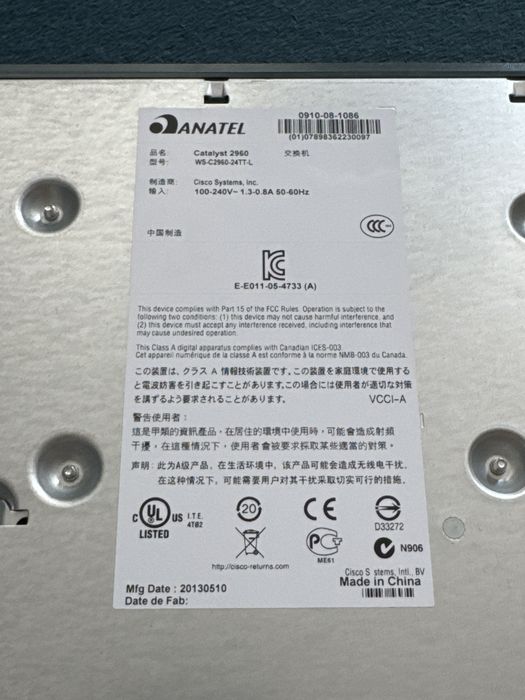 Switch Cisco Catalyst 2960 (cod model exact: WS-C2960-24TT-L).