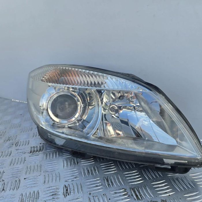 Far dreapta lupa H7 Skoda Roomster